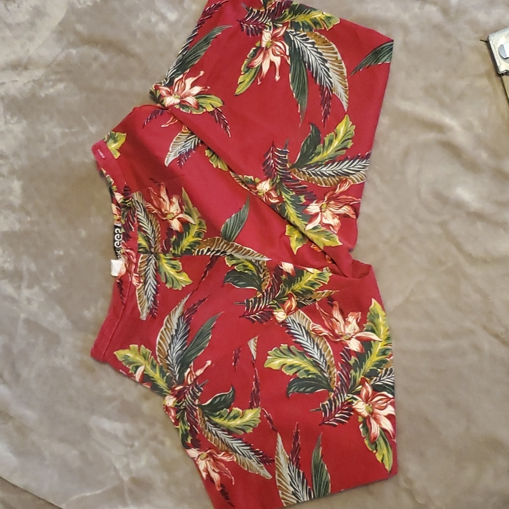 Briggs Red Tropical Print Cropped Pants